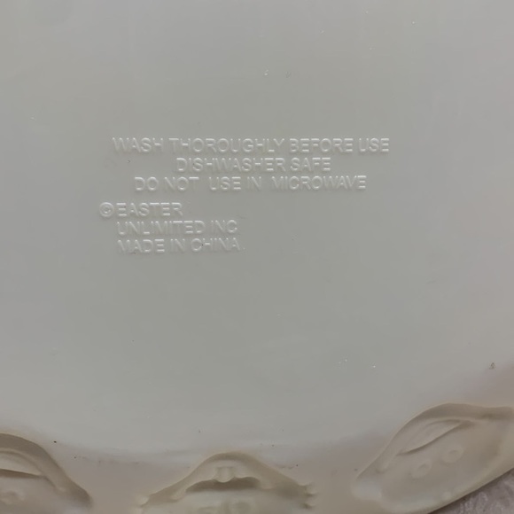 16" Vintage plastic Easter platter 3D bunnies & chick around lavender border - Picture 7 of 10